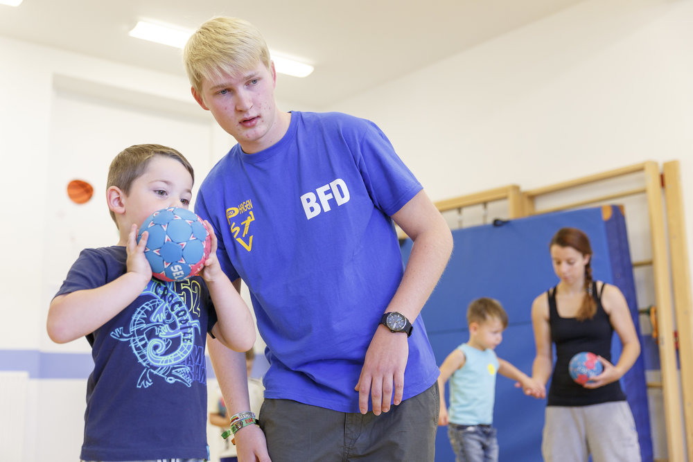 Trainer Kind Medizinball Jugendtraining